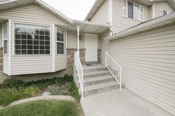 Cost of White Vinyl Siding Replacement in Mansfield